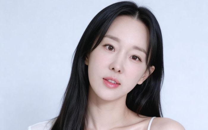 Lee Ji Hye trẻ trung khó tin, tự tin khoe eo thon khi đi xem nhạc kịch
