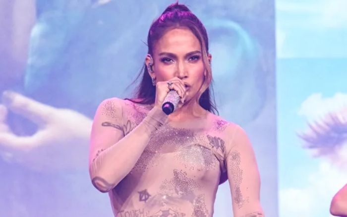 Jennifer Lopez chiếm spotlight với bodysuit graffiti
