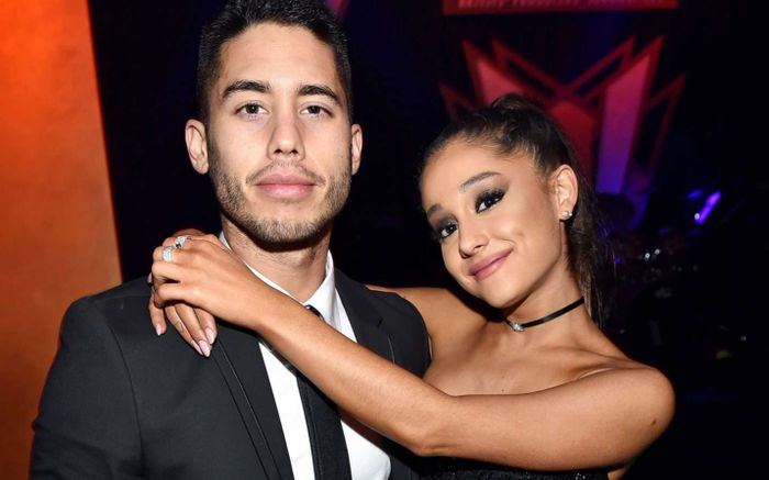 Ariana Grande đổi lời hit 'Thank U, Next' để tri ân bạn trai cũ ngay trên sân khấu