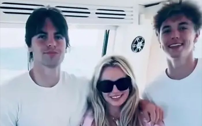 Hai con trai Britney Spears gây chú ý khi lần đầu sải bước trên sàn diễn Paris Fashion Week