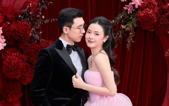Midu và chồng doanh nhân 'tình bể bình' trong tiệc kỷ niệm 2 năm ngày cưới
