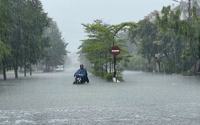 Vì sao mưa lớn bất ngờ tăng mạnh ở Nam Bộ trong đêm qua?