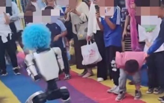 Đứng xem biểu diễn võ thuật, bé trai bị robot tung cú đá mạnh gây bàng hoàng