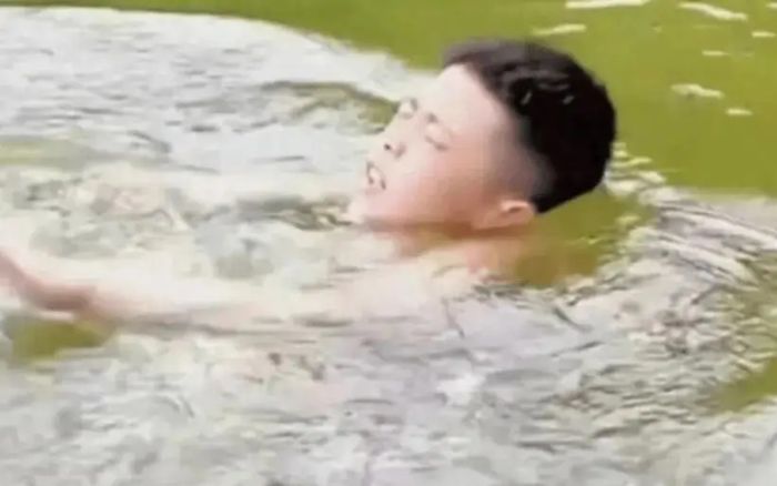 Cứu bé trai đuối nước, người đàn ông nhận 38 triệu rồi làm một việc khiến ai cũng rơi nước mắt