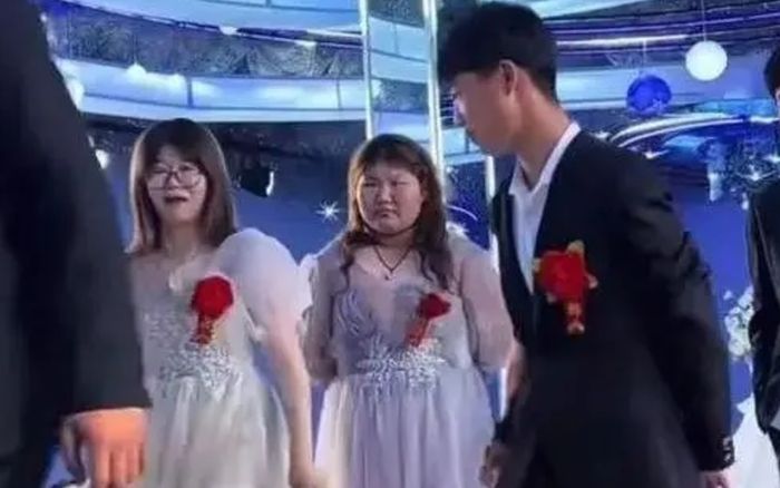 Đưa tay về phía phù rể giữa lễ cưới, cô gái nhận phản ứng khiến cả hội trường xôn xao