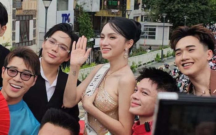 Clip khán giả vây kín Hương Giang ngay sau khi vừa về nước, quang cảnh gây ngỡ ngàng