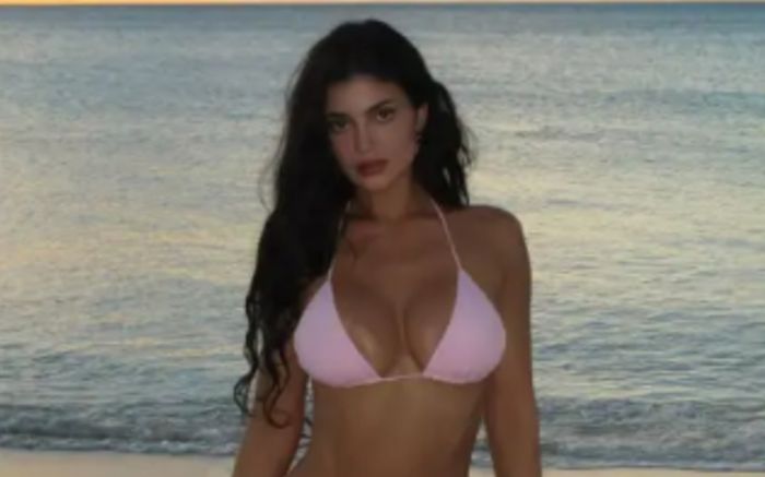 Kylie Jenner khoe sắc vóc gợi cảm trong thiết kế bikini màu hồng