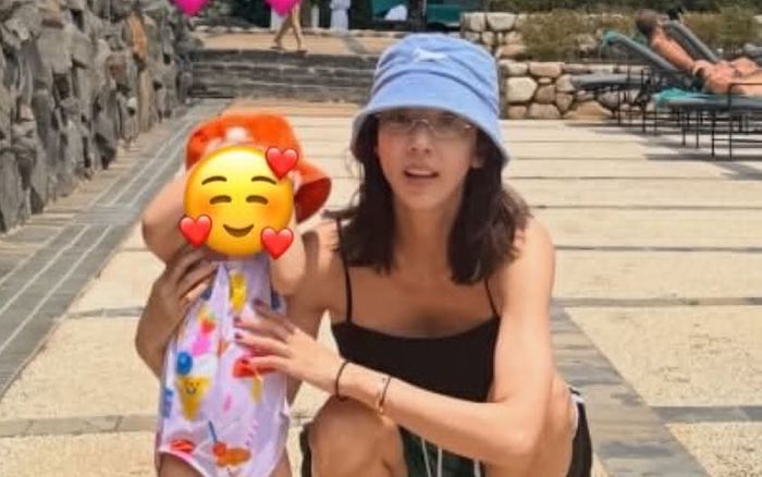 Son Dam Bi khoe kỳ nghỉ hè bên chồng và con gái, vóc dáng thon gọn sau sinh gây chú ý