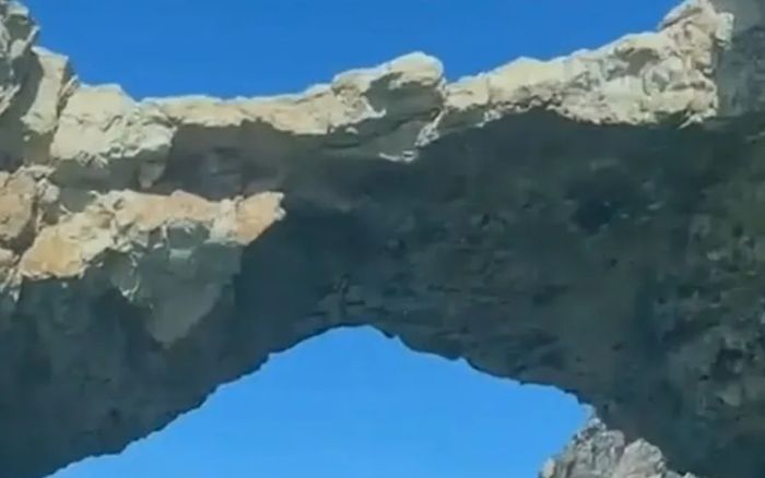 Vòm đá vôi khổng lồ bất ngờ sụp đổ, một du khách thiệt mạng thương tâm