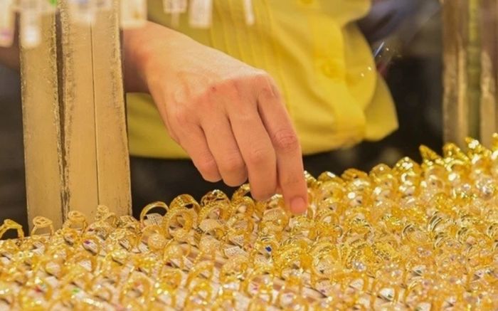 Tin tài chính hôm nay 30/6: Vàng, bạc giảm mạnh, USD ngân hàng neo cao
