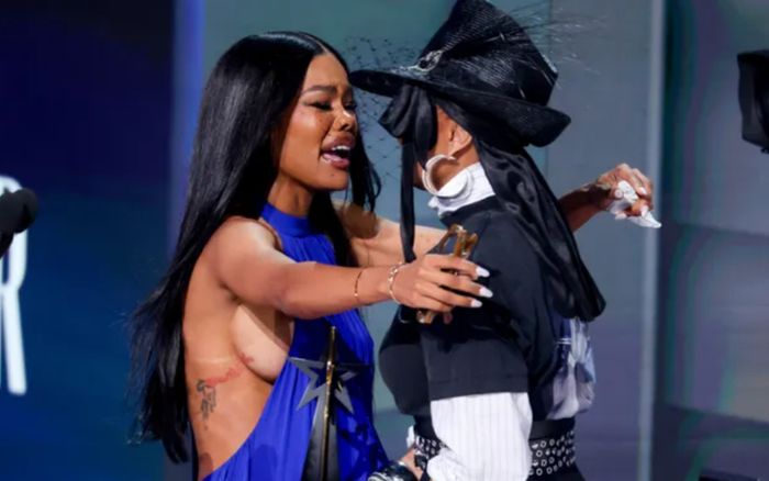 Teyana Taylor gặp sự cố trang phục với chiếc váy táo bạo tại lễ trao giải BET Awards
