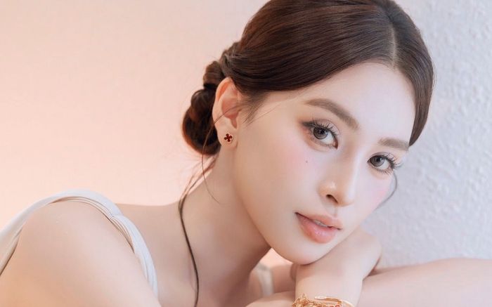 Hoa hậu Tiểu Vy gặp lại người đàn ông đặc biệt