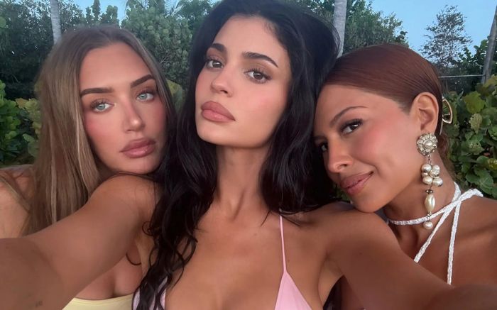 Người mẫu Kylie Jenner du lịch cùng hội bạn thân, độ xa hoa gây trầm trồ