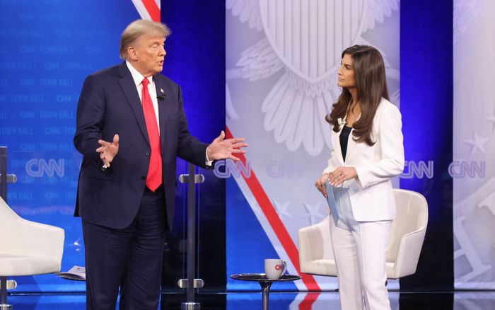 Donald Trump 'khẩu chiến' với nữ phóng viên CNN tại Nhà Trắng