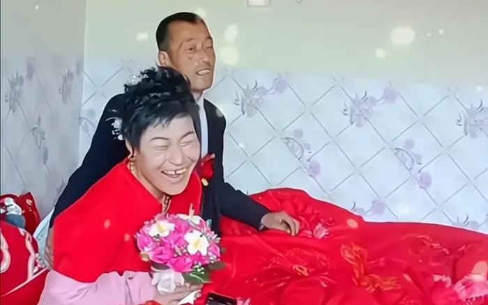 Cô dâu liên tục có biểu hiện lạ trong ngày cưới, cộng đồng mạng xôn xao