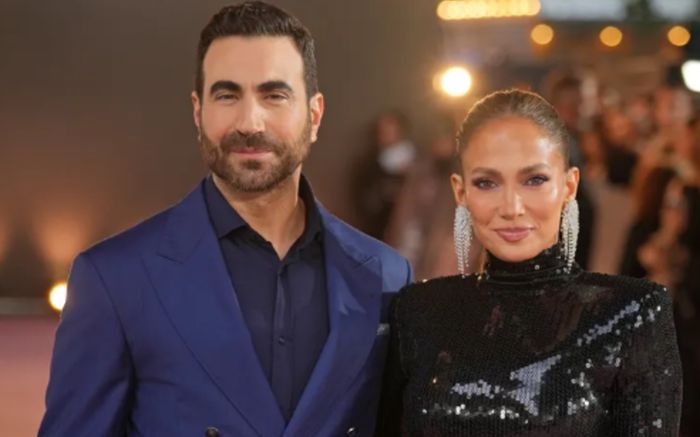 Jennifer Lopez diện váy hồng satin với hiệu ứng thị giác lạ mắt