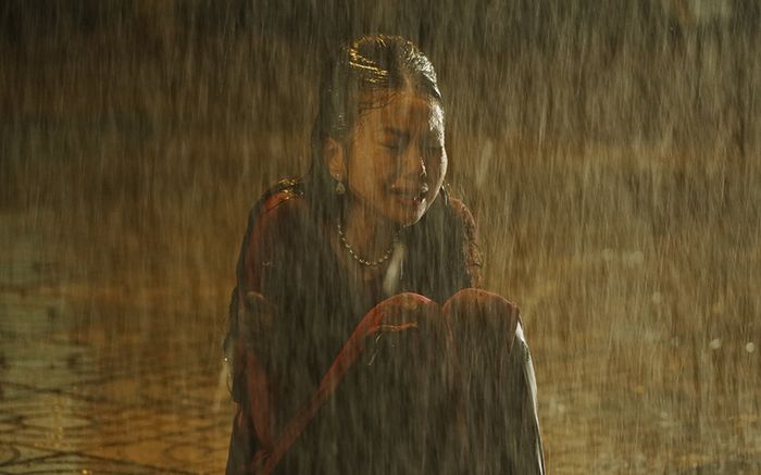 Thanh Hằng ngồi bệt trên vỉa hè, khóc nức nở dưới mưa lúc 4h sáng, biết lý do ai cũng xót