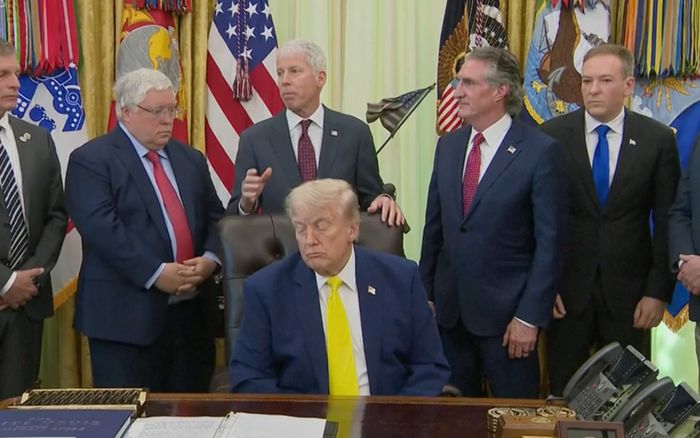 Lại xôn xao khoảnh khắc ông Donald Trump được cho là ngủ gật tại cuộc họp