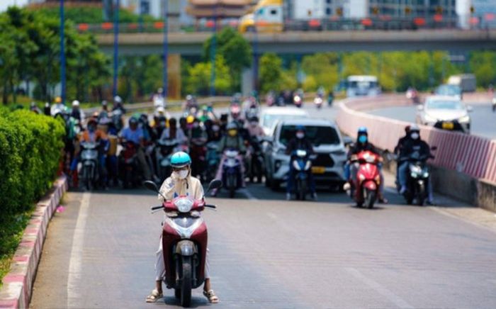 Nắng nóng gay gắt tiếp tục bao trùm nhiều khu vực, có nơi trên 39 độ C