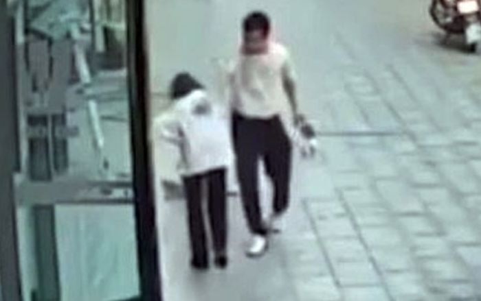 Người đàn ông có hành động với cụ bà đang đi bộ trên đường, camera hé lộ toàn bộ sự việc gây sốc
