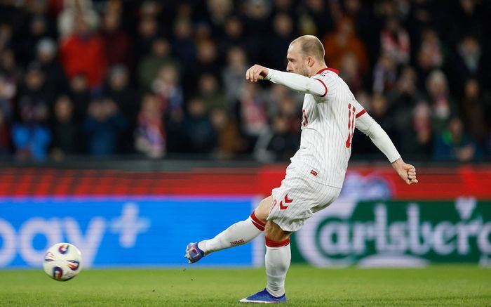 Christian Eriksen lại gục ngã trên sân trong trận đấu quốc tế