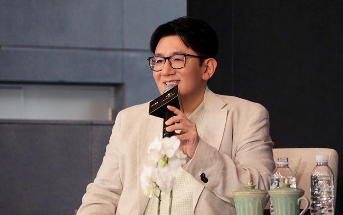 Người đàn ông quyền lực nhất ngành âm nhạc gặp gỡ Bang Si Hyuk