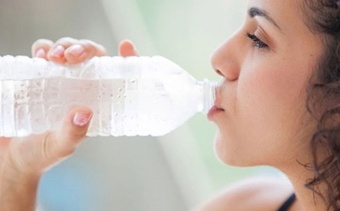 Uống nước đá liên tục trong ngày hè ảnh hưởng gì đến sức khỏe?