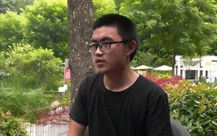 Cha qua đời trước kỳ thi đại học 1 ngày, chàng trai 19 tuổi gây xúc động với quyết định sau đó