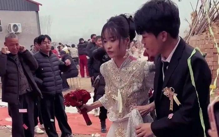 Đang bước vào lễ cưới, chú rể bất ngờ có hành động với cô dâu khiến khách mời xôn xao