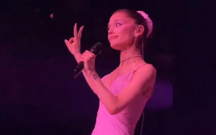 Ariana Grande gây sốt khi 'cà khịa' cuộc hôn nhân đổ vỡ ngay trên sân khấu