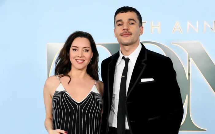 Aubrey Plaza lần đầu khoe bụng bầu trên thảm đỏ, sánh đôi bên bạn trai Chris Abbott