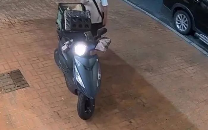 Nhận đồ ăn của khách xong, nam shipper đứng ngay trước cửa quán làm hành động gây phẫn nộ