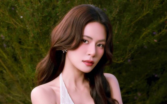 Hà Nhi diện váy xẻ sâu mỏng tang, khoe xương quai xanh quyến rũ