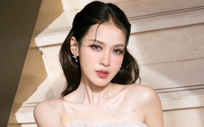 Diễn viên Tú Vi diện váy cúp ngực, khoe trọn sắc vóc quyến rũ ở tuổi 40