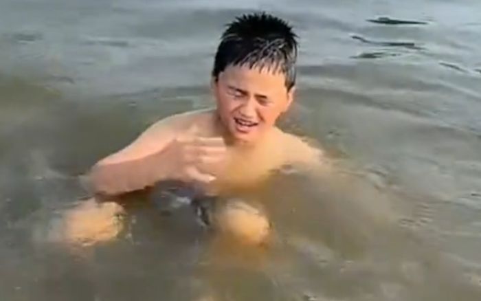 Bé trai 8 tuổi nhảy xuống sông cứu mẹ đuối nước, nói một câu gây nghẹn ngào