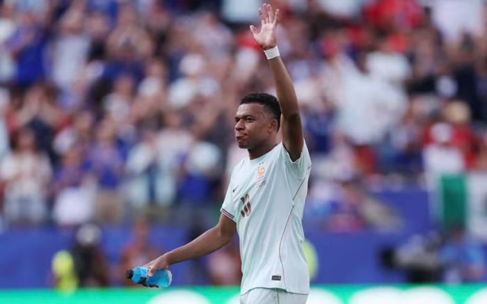 Mbappe vượt qua Messi