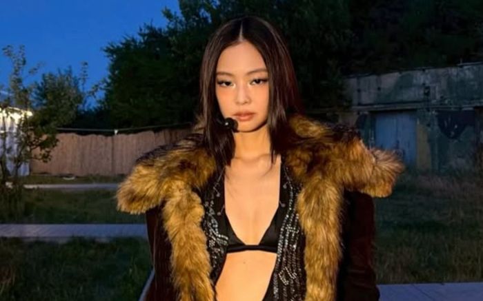 Jennie (BLACKPINK) gây chú ý với trang phục cắt xẻ táo bạo, khoe vòng eo săn chắc