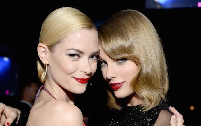 Lý do con đỡ đầu của Taylor Swift vắng mặt trong lễ cưới