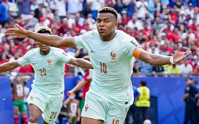 Mbappe lên tiếng sau khi vượt Messi