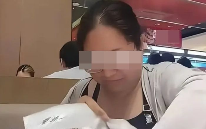 Dẫn chồng con đi ăn lẩu nhưng chỉ gọi nước lẩu, người vợ gây tranh cãi