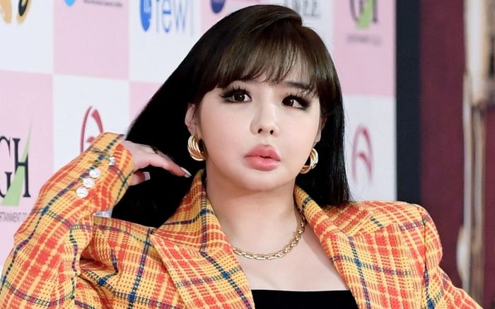 Park Bom gây bàn tán vì hành trình thay đổi ngoại hình