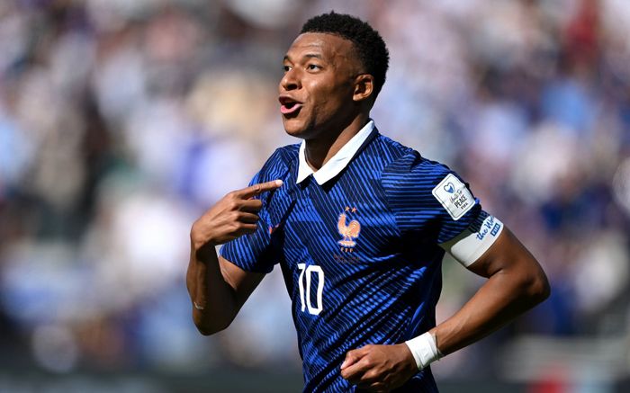 Hành trình phi thường của Mbappe: Chỉ còn Messi đứng phía trước