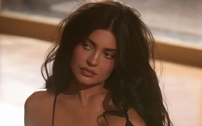 Người mẫu Kylie Jenner khoe vóc dáng nóng bỏng với loạt đồ tắm siêu nhỏ