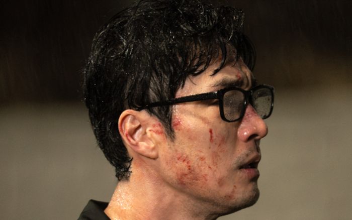 So Ji Sub quỳ gối trong tuyệt vọng ở 'Agent Kim Reactivated'