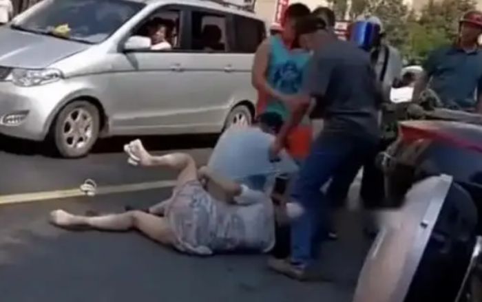 Bắt quả tang con dâu ngoại tình, cha chồng nói một câu đầy đau đớn