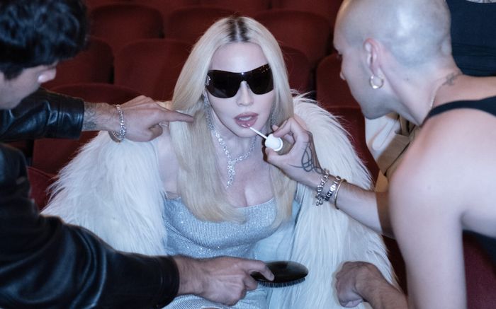 Madonna lần đầu trở lại ngôi vương bảng xếp hạng Anh sau hơn một thập kỷ