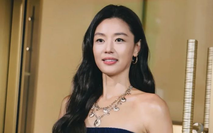 Nữ diễn viên Jeon Ji Hyun gây chú ý với làn da rám nắng hiếm thấy, diện mạo khác lạ