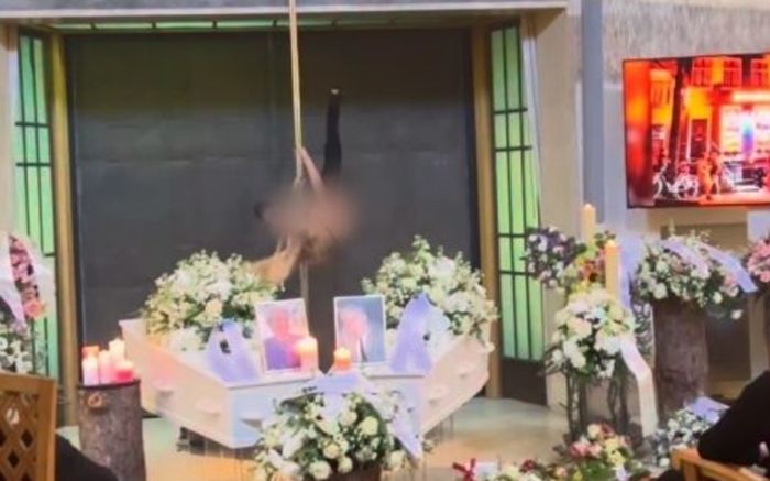 Đi dự đám tang, quan khách 'đứng hình' vì cảnh tượng trước quan tài