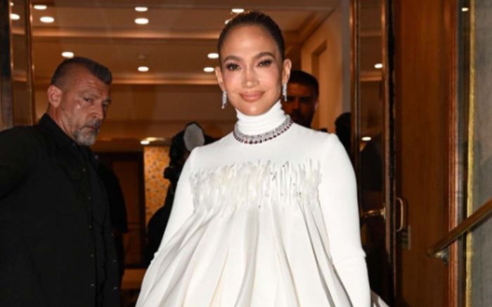 Chiếc váy trắng có thiết kế độc đáo của Jennifer Lopez