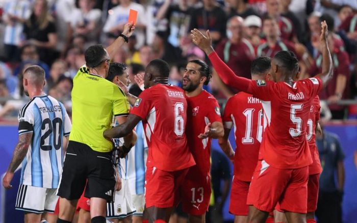 Tiền đạo Thụy Sĩ nhận thẻ đỏ ngớ ngẩn trước Argentina